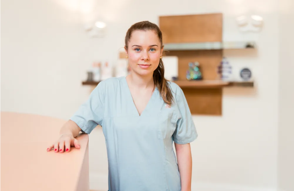 Kadiya Bensching vom Praxisteam der Dermatologischen Privatpraxis Dr. Anna Brandenburg