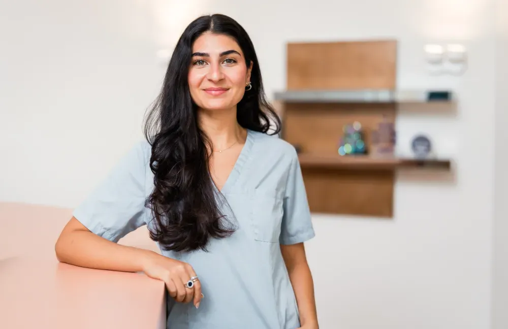 Daria Marashi vom Praxisteam der Dermatologischen Privatpraxis Dr. Anna Brandenburg in Hamburg