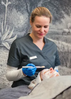 PRX-T33 in Hamburg bei Dr. Anna Brandenburg für frische Haut