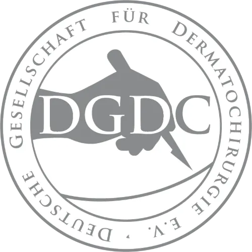 Logos des Partners DGDC von der Hautarztpraxis Dr. Anna Brandenburg in Hamburg – Zeichen für Qualität und Vertrauen.